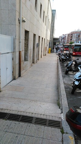 Barrera arquitectònica en l'accés a l'estació i aparcament de motos actual