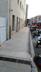 Barrera arquitectònica en l'accés a l'estació i aparcament de motos actual